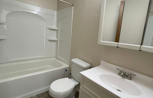 2 beds, 1 bath, $950, Unit 6C