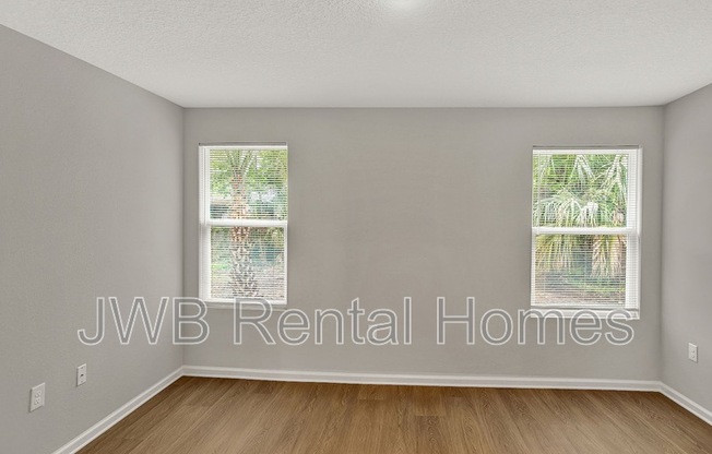 1328 8 ST W