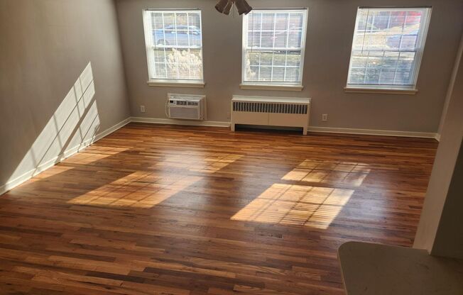 2 beds, 1 bath, 897 sqft, $2,235, Unit B-05