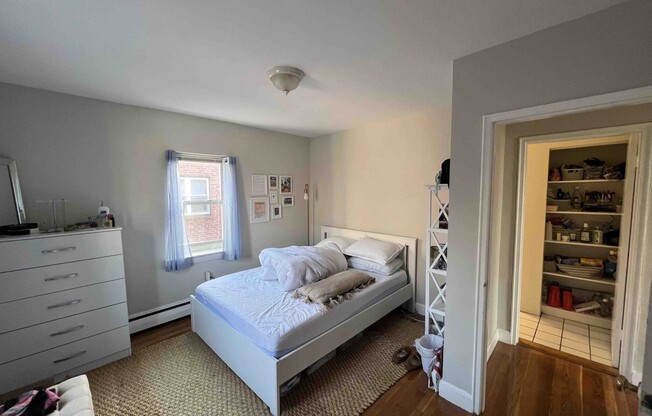 2 beds, 1 bath, $3,050, Unit 11