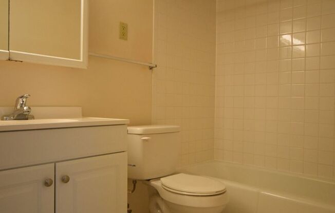 2 beds, 1 bath, 874 sqft, $1,445, Unit Q-12