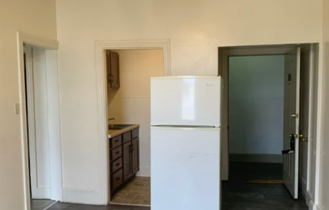 1 bed, 1 bath, 1 sqft, $900, Unit 203