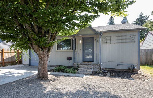 Sleeping loft off trendy Alberta St in NE Portland, washer/dryer included in the unit!!