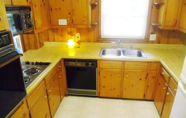 East Cobb 3BR Ranch w/Screen Porch