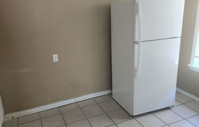 1 bed, 1 bath, 650 sqft, $575, Unit Unit 4