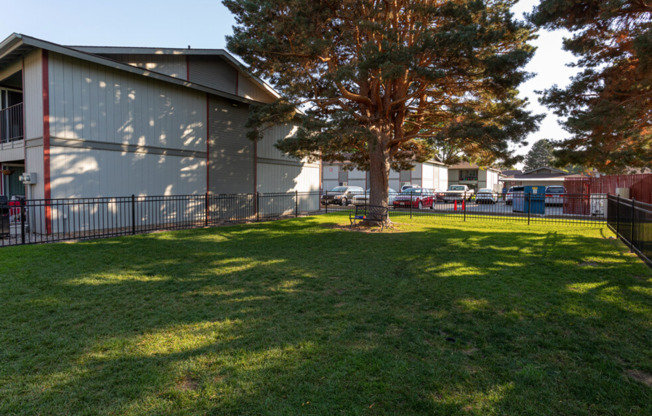 2 beds, 1 bath, 858 sqft, $1,299, Unit G205