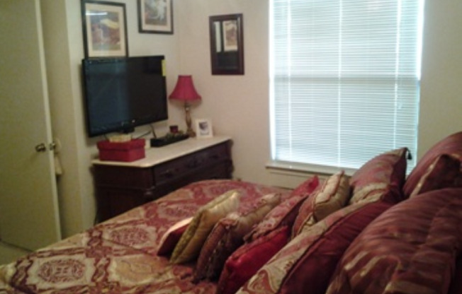 2 beds, 2 baths, 810 sqft, $1,125, Unit 302