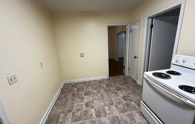 3 beds, 1 bath, $900