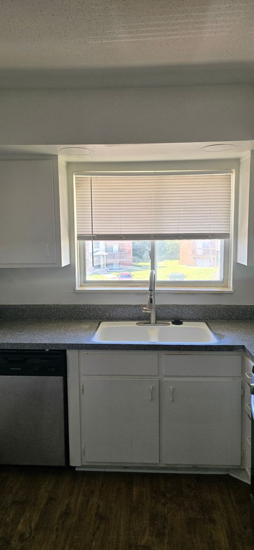 2 beds, 1 bath, 750 sqft, $1,100, Unit 110