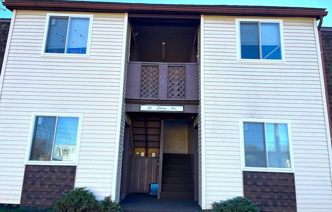 2 beds, 1 bath, $1,200, Unit 35 4