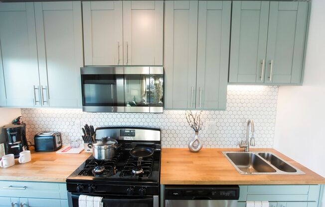 Tyler House | Live steps away from San Diego’s most vibrant neighborhood!