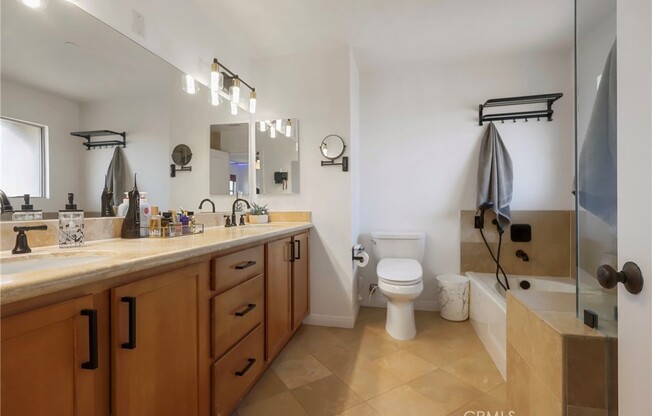 1611 W 208 ST