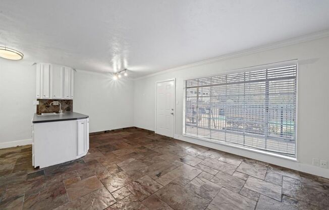 2 beds, 1 bath, $1,350, Unit 11