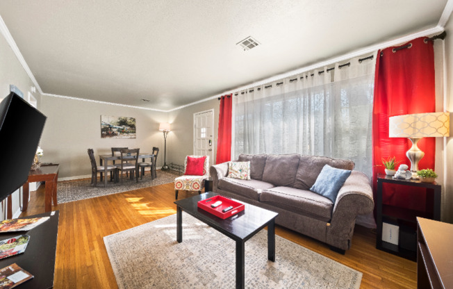 1206 W OAKWOOD DR