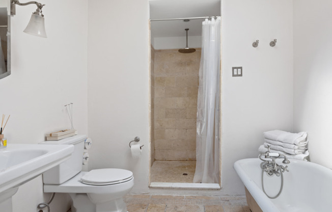651 76 ST
