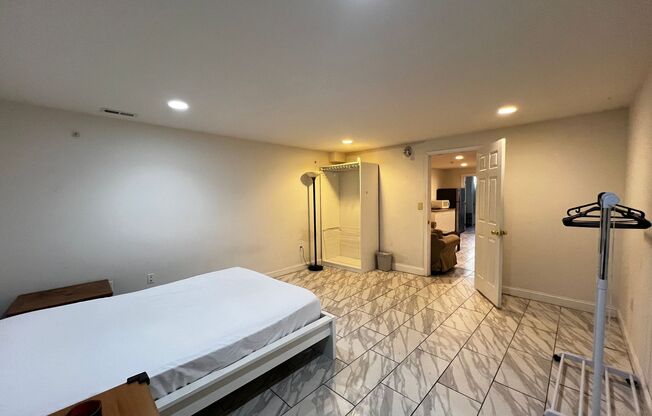 1 bed, , 120 sqft, $600, Unit Basmt R
