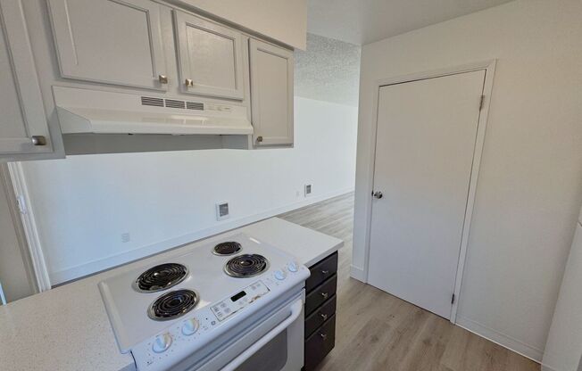 2 beds, 1 bath, 890 sqft, $1,595, Unit 16