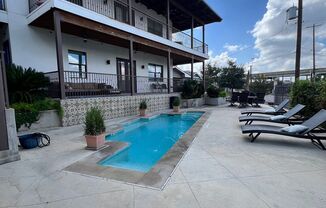 Gorgeous Condo minutes from The Pearl