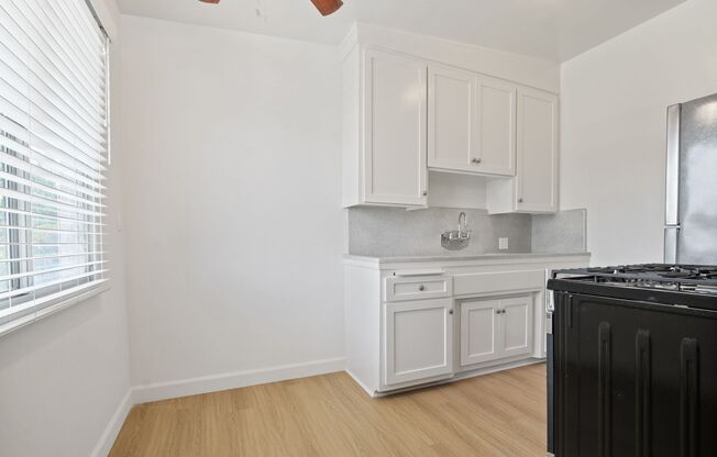 419 Raymond Ave - steps to the beach and Main St!
