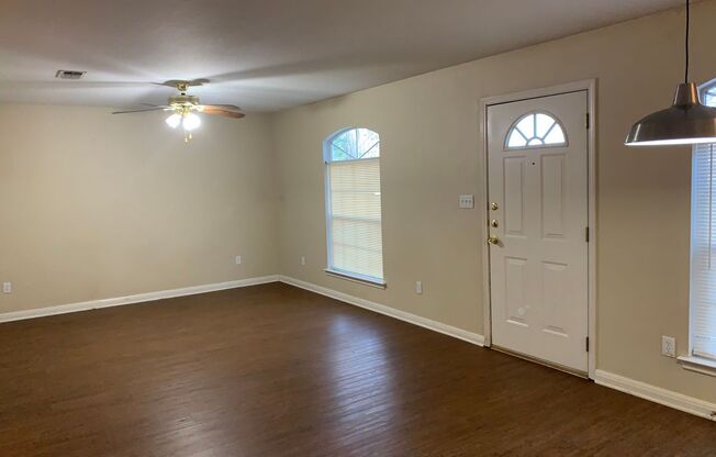 3/2/1 Duplex / Luxury Vinyl Plank - NO Carpet!! Close to IH 35 for commuters