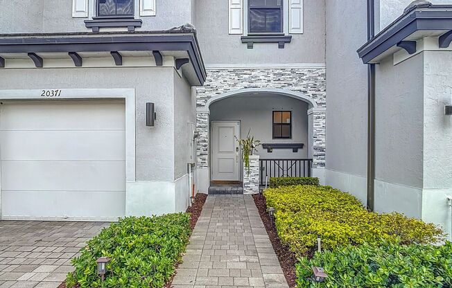 Gorgeous 3 bedroom 2 1/2 bath Townhouse built in 2022 in Miami