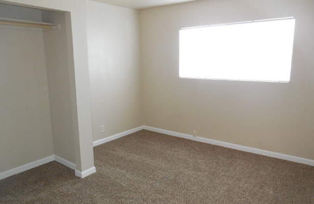 3 beds, 1 bath, 1,000 sqft, $1,559