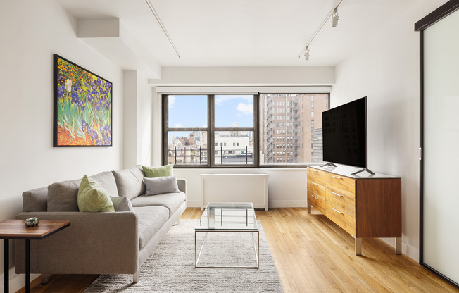 7 E 14th St