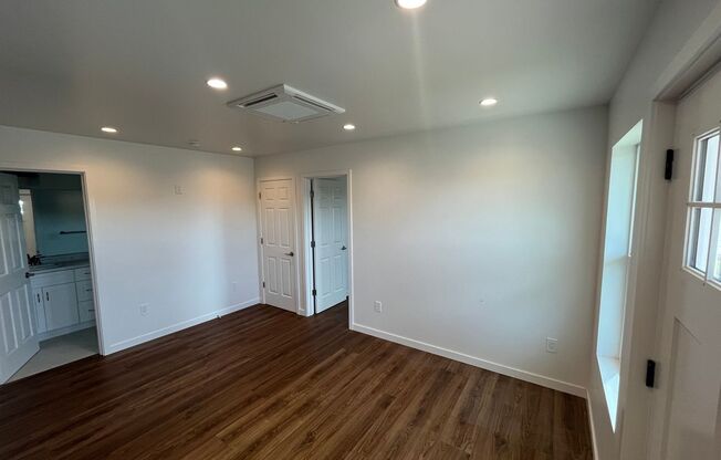 2 beds, 1 bath, $2,600