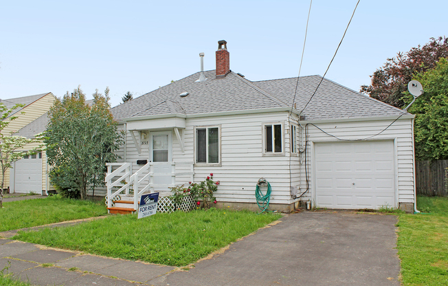 Adorable 2 Bed Montavilla Bungalow with Spacious Yard