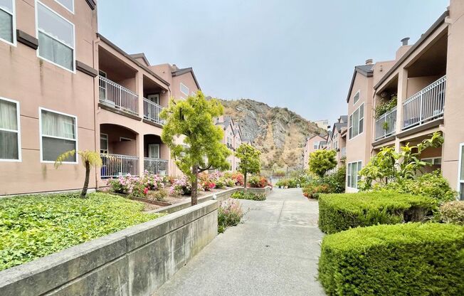 2BD/2BA Spacious Crocker Amazon Condo, Gated Community, Parking! Laundry! PROGRESSIVE