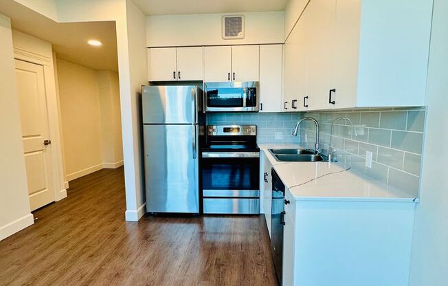 Studio, 1 bath, 327 sqft, $1,550, Unit 410-304