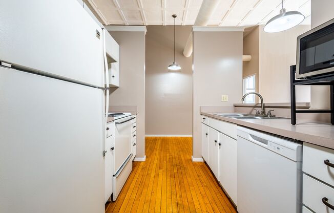 2 beds, 1 bath, 825 sqft, $899, Unit 3819 Jones St #201