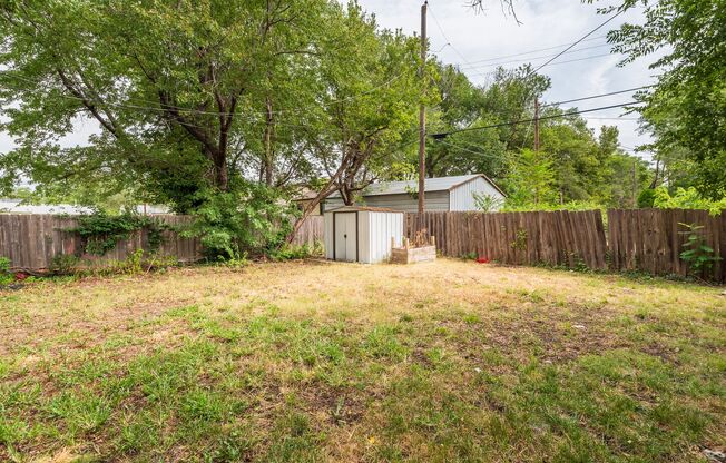 Bed 2 Bath In Quiet Neighborhood!