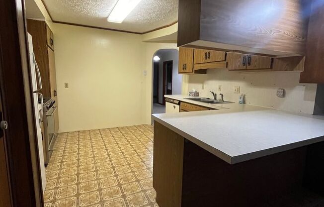 4 beds, 2 baths, 1,700 sqft, $1,600, Unit Unit 1