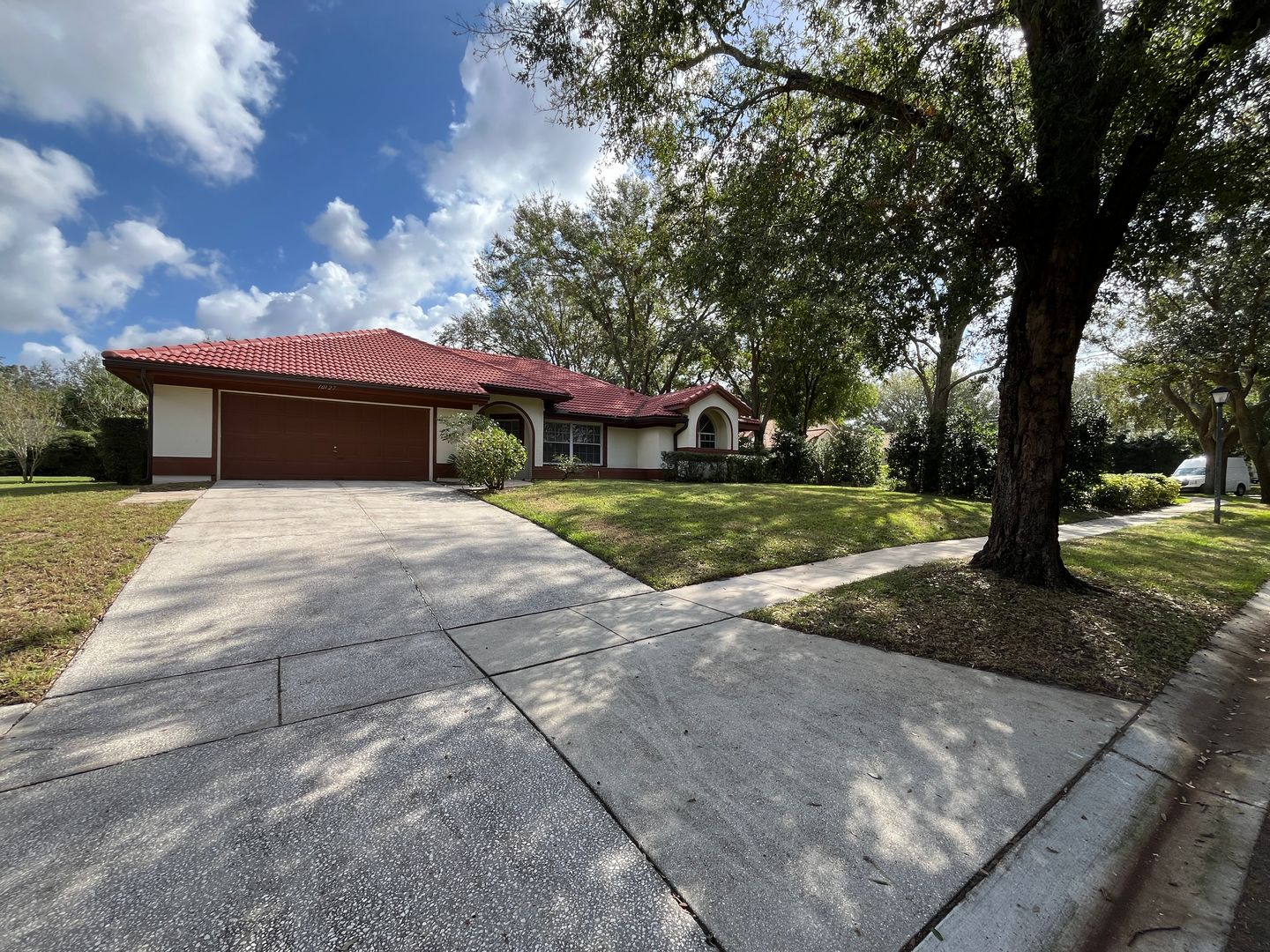 Spacious Pool home, 4 bedrooms, 3 full baths, near Doctor Phillips. Plenty of room for everyone including the pets!