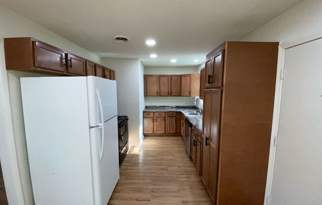 3 beds, 1 bath, $1,100