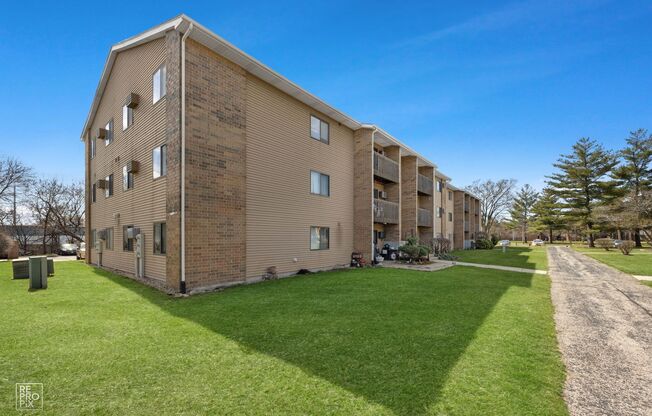Gorgeous 2 Bedroom Condo located in Crystal Lake!