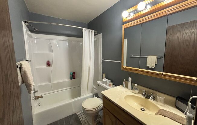 2 beds, 1 bath, $1,200, Unit 201