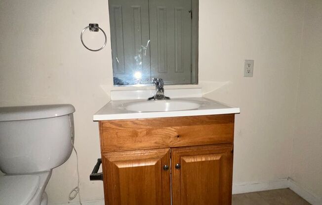 1 bed, 1 bath, $1,095, Unit Apt. B