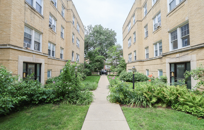 2453 W GUNNISON