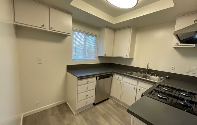 2 beds, 1 bath, 950 sqft, $2,295, Unit E