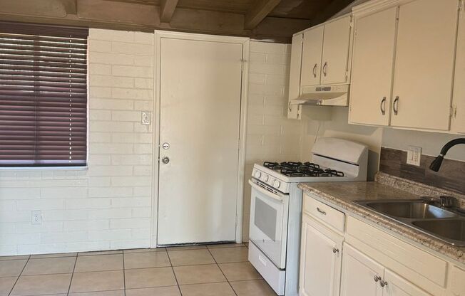 2 beds, 1 bath, $1,100, Unit R-7