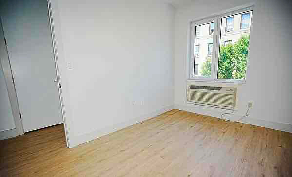 22 E 212 ST
