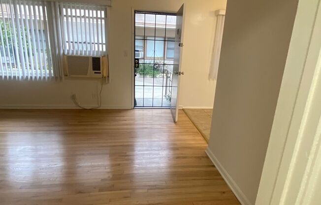 2 beds, 1 bath, 702 sqft, $2,350, Unit B15