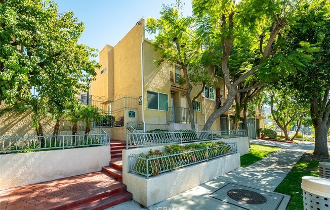 10260 10260 PLAINVIEW AVE