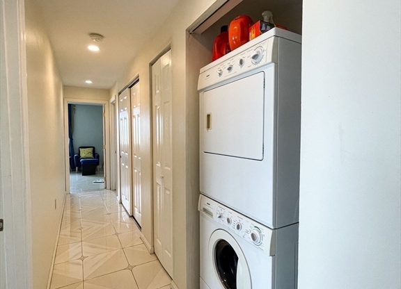 3 beds, 2 baths, 1,725 sqft, $4,100, Unit 802