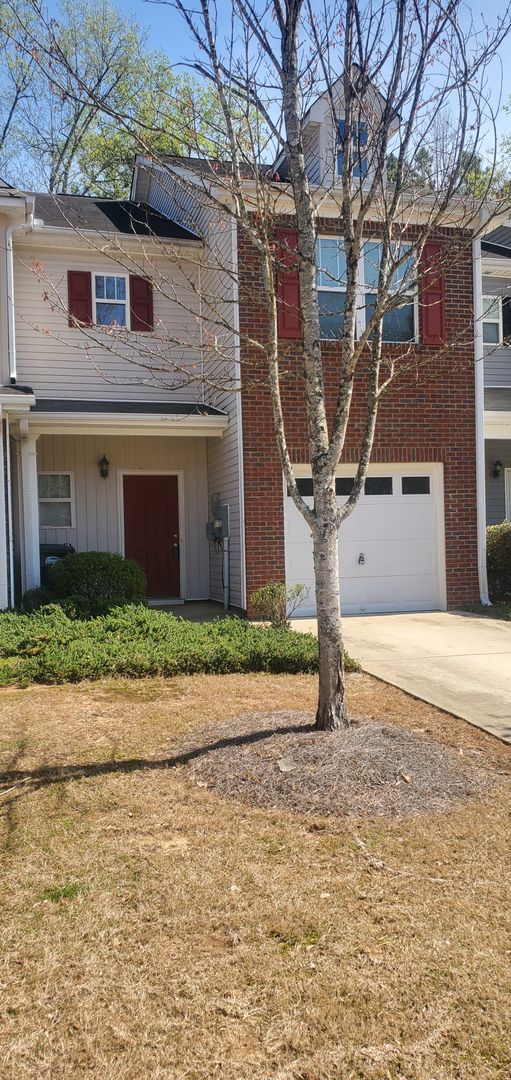 Welcome to this charming 3 bedroom, 2.5 bathroom townhome in Acworth, GA.