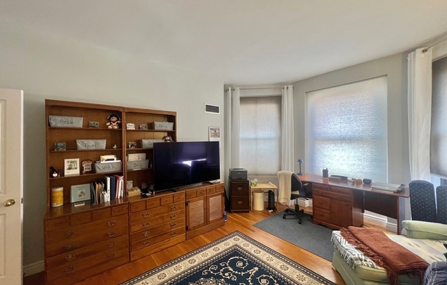 3 beds, 2 baths, 1,291 sqft, $5,800, Unit 402