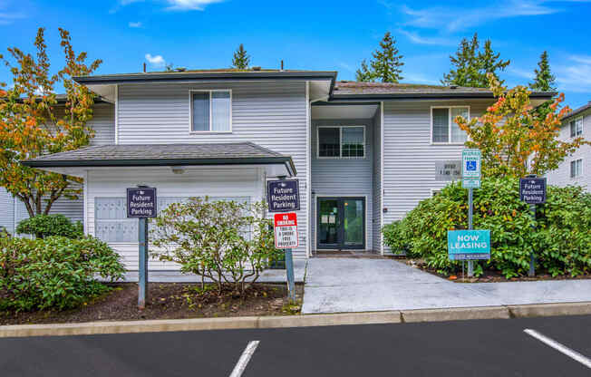 Entrance area at Glen at North Creek, Everett, Washington