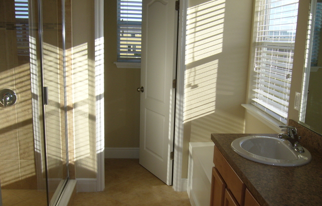 5 Bedroom, 3 bathroom in Windermere. Close to schools and shopping ...
